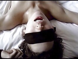 Кафяво момиче показва големи цици на порно клипове секс камера